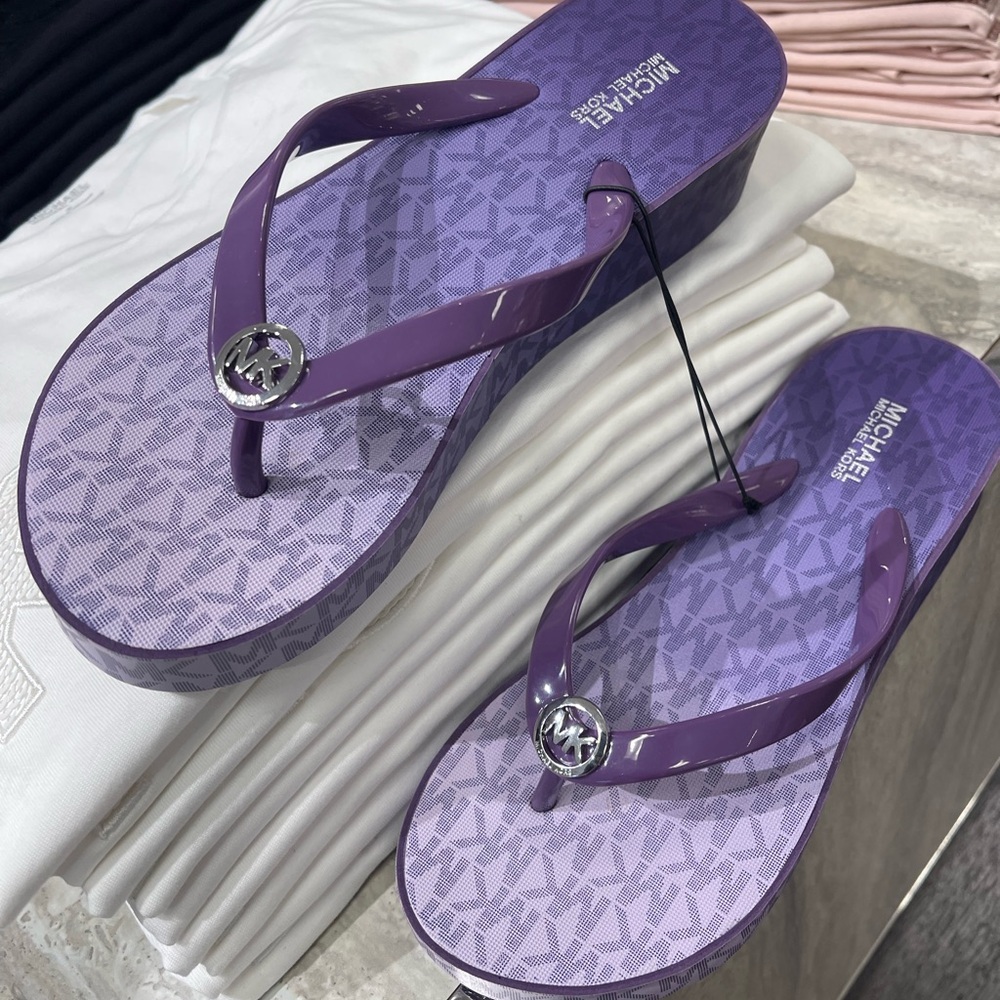 Michael Kors BEDFORD FLIP FLOP
PVC/OMBRE MK SIG
49R6BDFA1Q
Dark Purple 
Platform - Picture 6 of 16